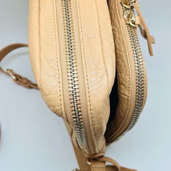 Vince Camuto “Bailey” Leather Crossbody, Oak Color, NWOT, Dust Cover, Expands, - Picture 8 of 10